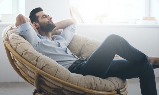 Man relaxing in a papasan chair